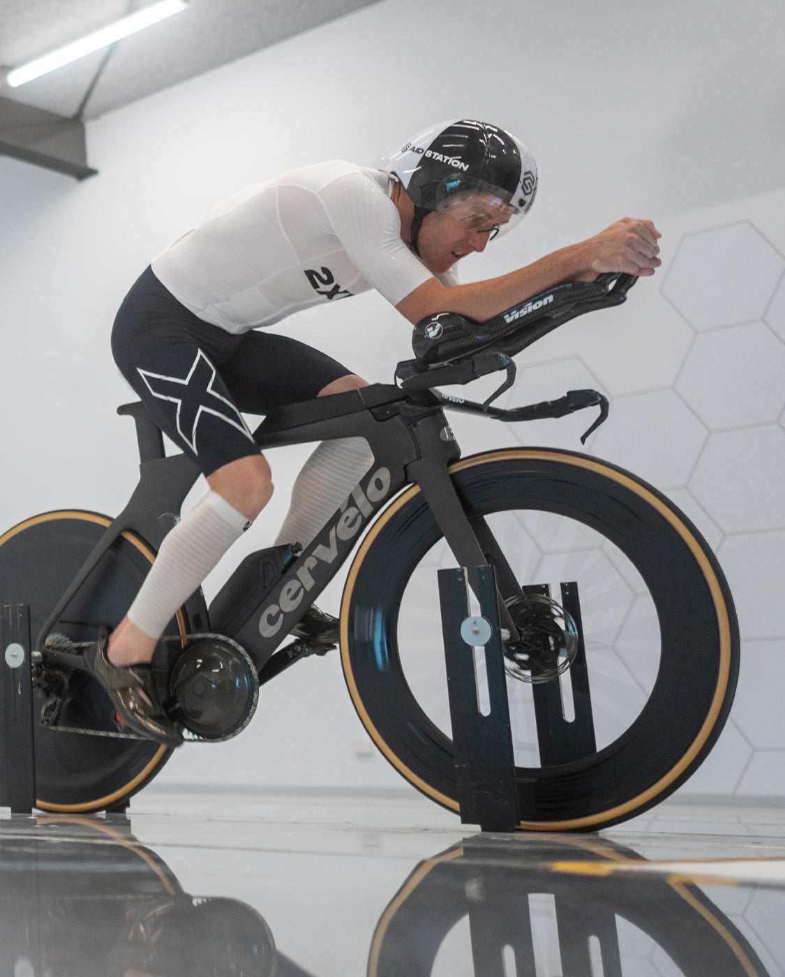 Light Speed React Sleeved Trisuit – 2XU