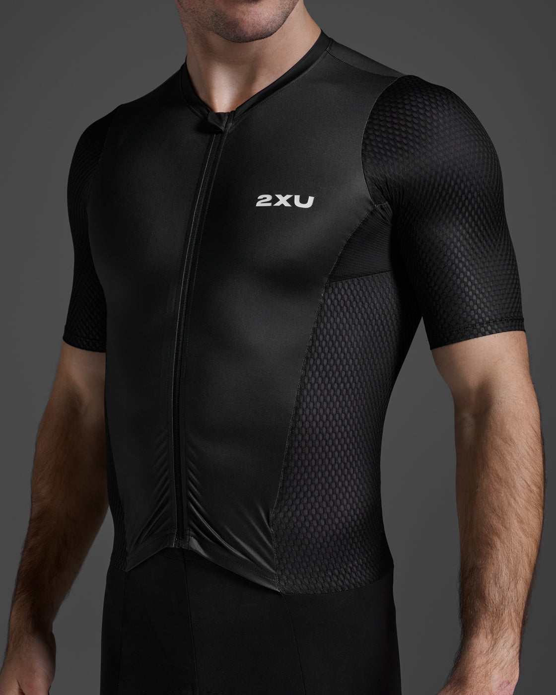 Black and White Aero Hex Sleeved Trisuit | Triathlon Gear | 2XU